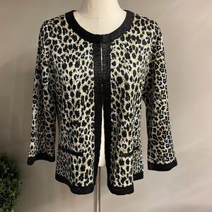 CHICO’S textured crinkled cheetah cardigan lightweight 1 hook an eye closure Med